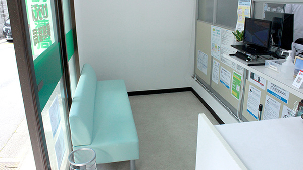 わらび調剤薬局の待合スペース