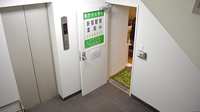 新宿駅前薬局の入口