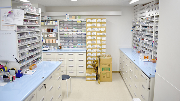 新宿駅前薬局の調剤室