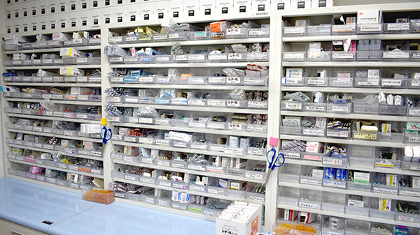 新宿駅前薬局の薬棚