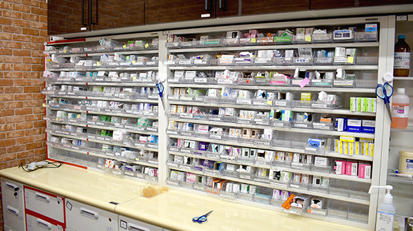 エール薬局中野島店の薬棚