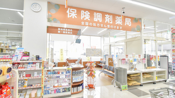 調剤薬局ツルハドラッグ旭川豊岡7条店の入口