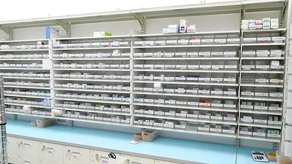 ププレひまわり薬局木之庄店の薬棚