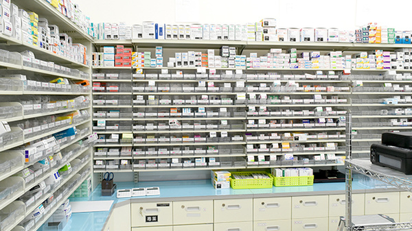 ププレひまわり薬局三原南店の薬棚