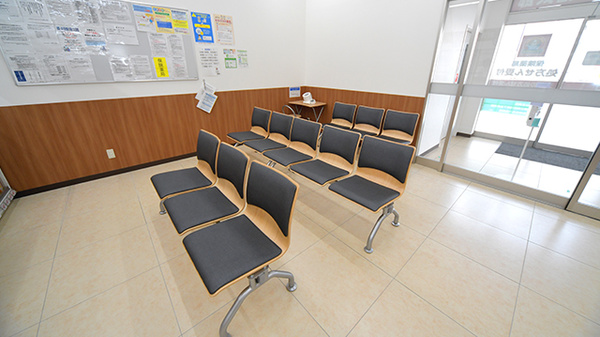 薬局くすりの福太郎　都賀駅前店の待合スペース
