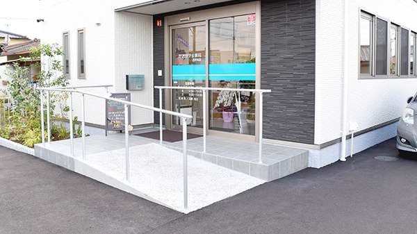 おかやま薬局　西阿知店の入口
