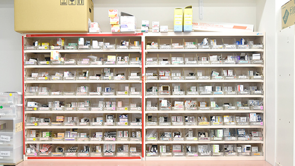 なないろ薬局　松原店の薬棚