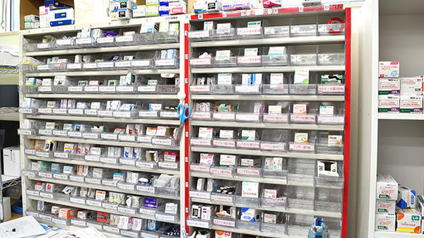 パル薬局　上福岡店の薬棚