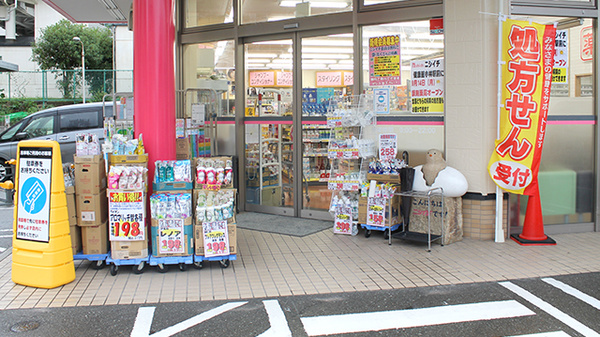 ニシイチ薬局　健康館小林駅前店の入口