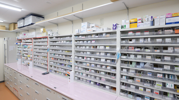 キリン堂薬局　東豊中店の薬棚