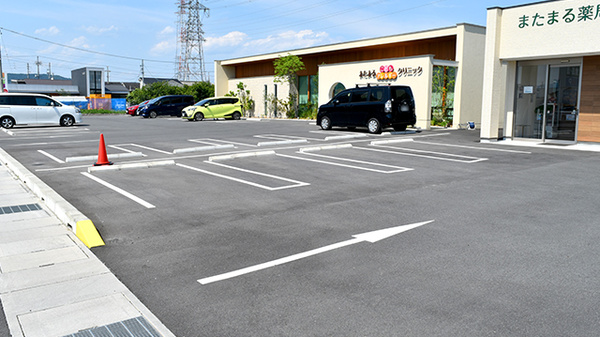 またまる薬局の駐車場