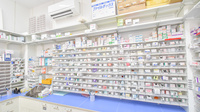調剤薬局ツルハドラッグ二十人町店の薬棚