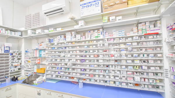 調剤薬局ツルハドラッグ二十人町店の薬棚