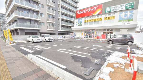 調剤薬局ツルハドラッグ二十人町店の駐車場