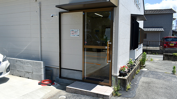 手鎌薬局の入口