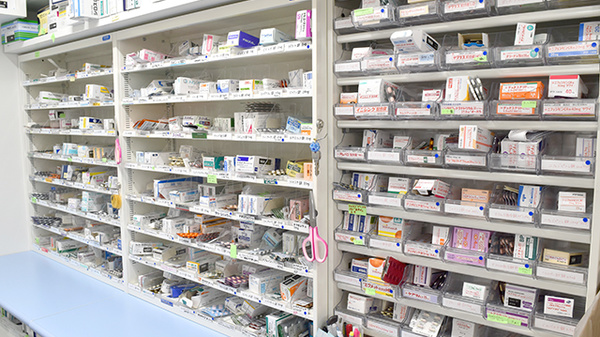 山田調剤薬局　セントラル店の薬棚