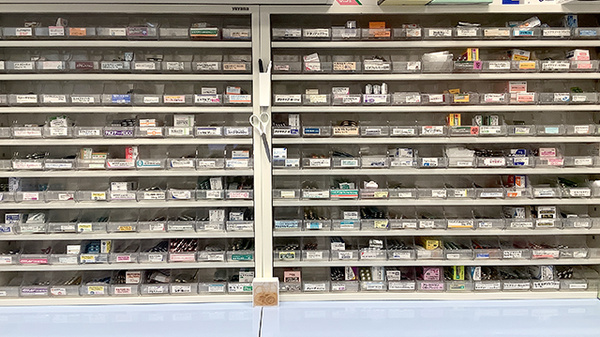 グウト薬局の薬棚