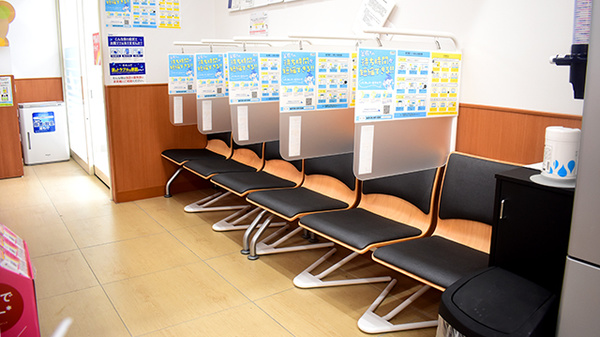 調剤薬局ツルハドラッグ男鹿払戸店の待合スペース