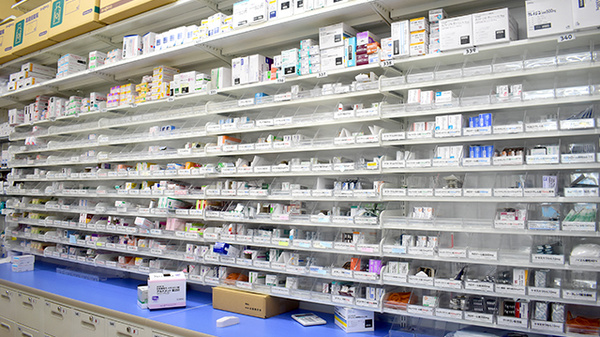 調剤薬局ツルハドラッグ男鹿払戸店の薬棚