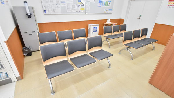 調剤薬局ツルハドラッグ北見三輪北店の待合スペース