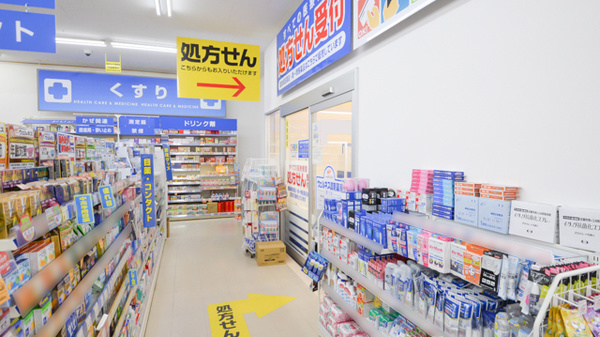 ウェルネス薬局斐川店の入口