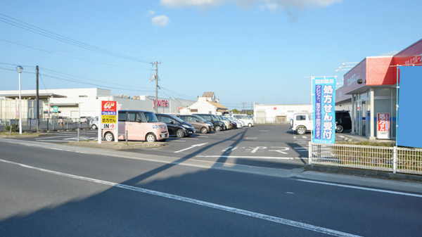 ウェルネス薬局斐川店の駐車場