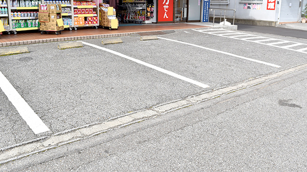 ココカラファイン薬局薬園台駅前店の駐車場