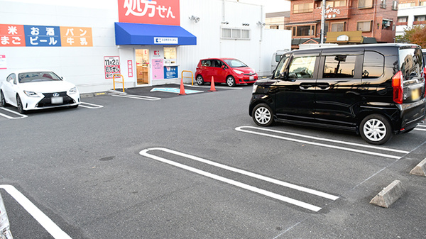 ココカラファイン薬局向陽台店の駐車場
