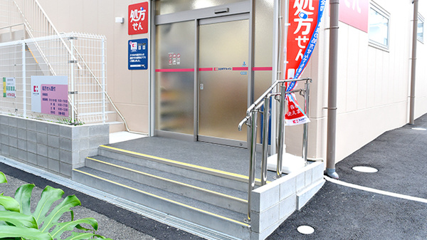 ココカラファイン薬局喜連瓜破駅前店の入口