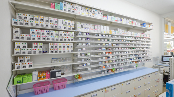 スギ薬局　鵜沼店の薬棚