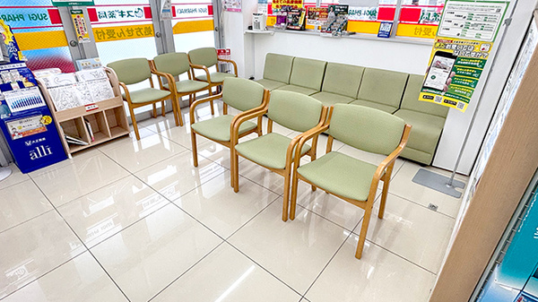 スギ薬局　城東古市店の待合スペース