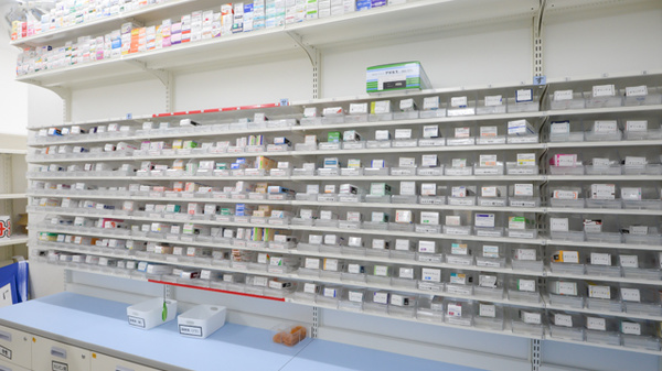 スギ薬局　東大阪旭町店の薬棚