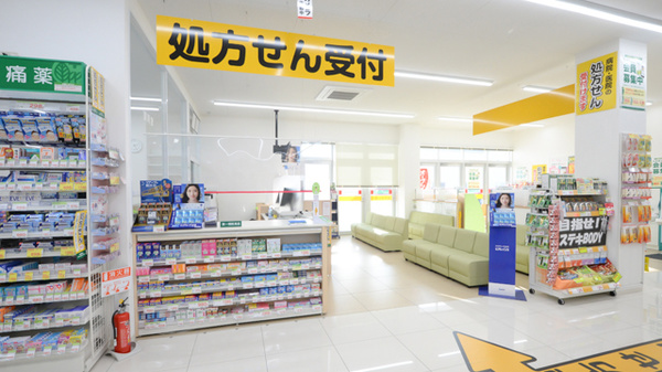 スギ薬局　中小田井店の入口