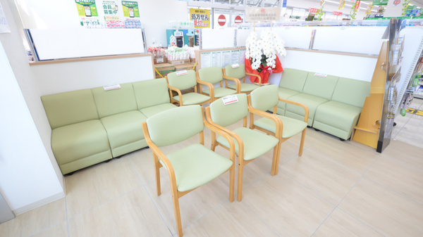 スギ薬局　鏡島東店の待合スペース