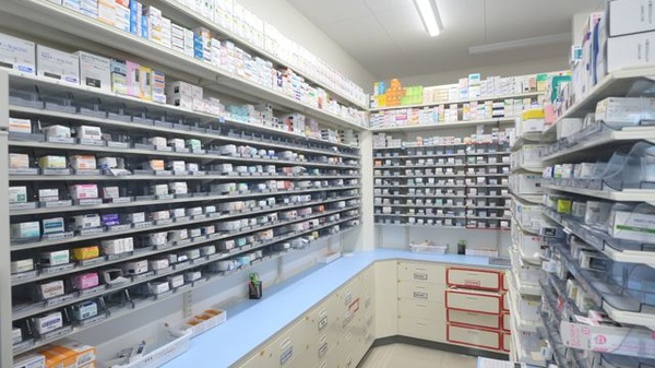 スギ薬局　鏡島東店の薬棚