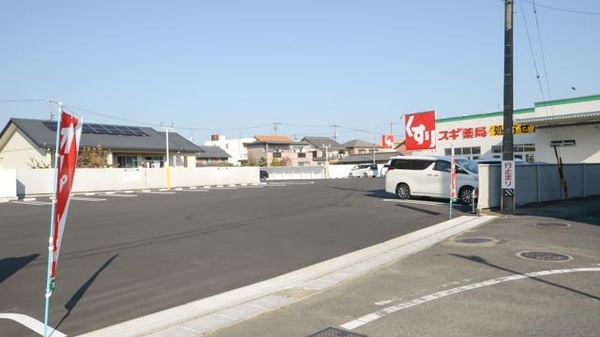 スギ薬局　鏡島東店の駐車場
