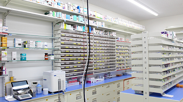 スギ薬局　八王子店の薬棚