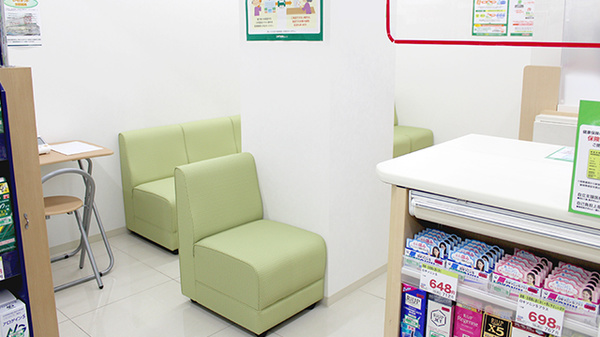 スギ薬局　八丁畷店の待合スペース