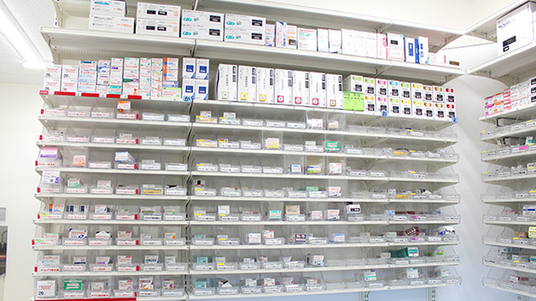 スギ薬局　八丁畷店の薬棚