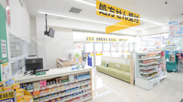 スギ薬局　小松中央店の入口
