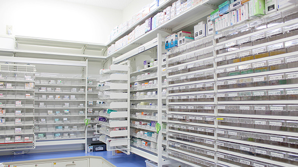 スギ薬局　雪谷店の薬棚