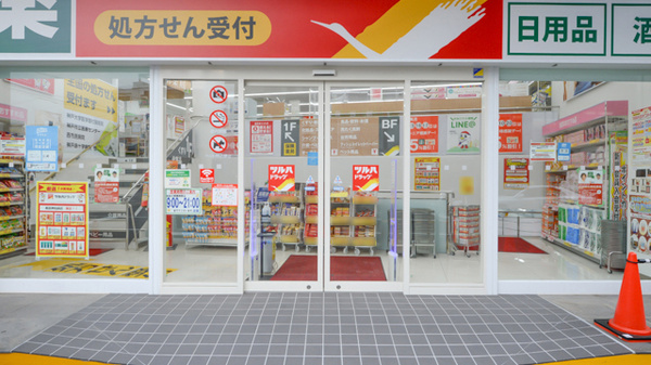 調剤薬局ツルハドラッグ長田神社前店の入口