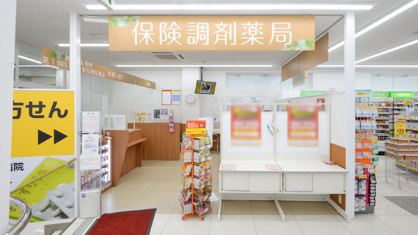 調剤薬局ツルハドラッグ長田神社前店の入口