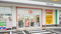 調剤薬局ツルハドラッグ高知比島店の入口