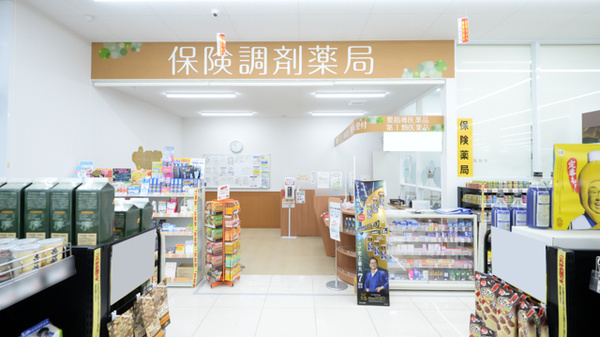 調剤薬局ツルハドラッグ高知比島店の入口