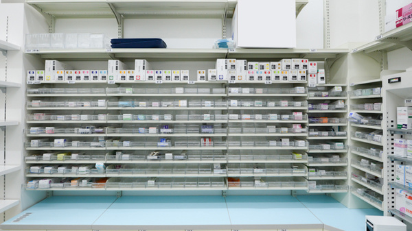 調剤薬局ツルハドラッグ高知比島店の薬棚