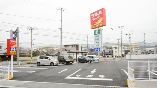 調剤薬局ツルハドラッグ高知比島店の駐車場