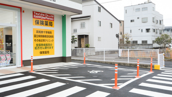 調剤薬局ツルハドラッグ高知比島店の駐輪場