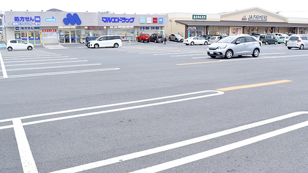 マルエ薬局　高崎吉井バイパス店の駐車場