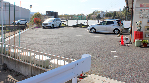 甲賀れいめい薬局の駐車場